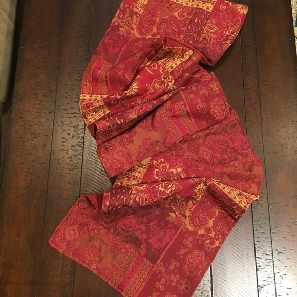 Table runner - 70"L - Picture 1 of 5